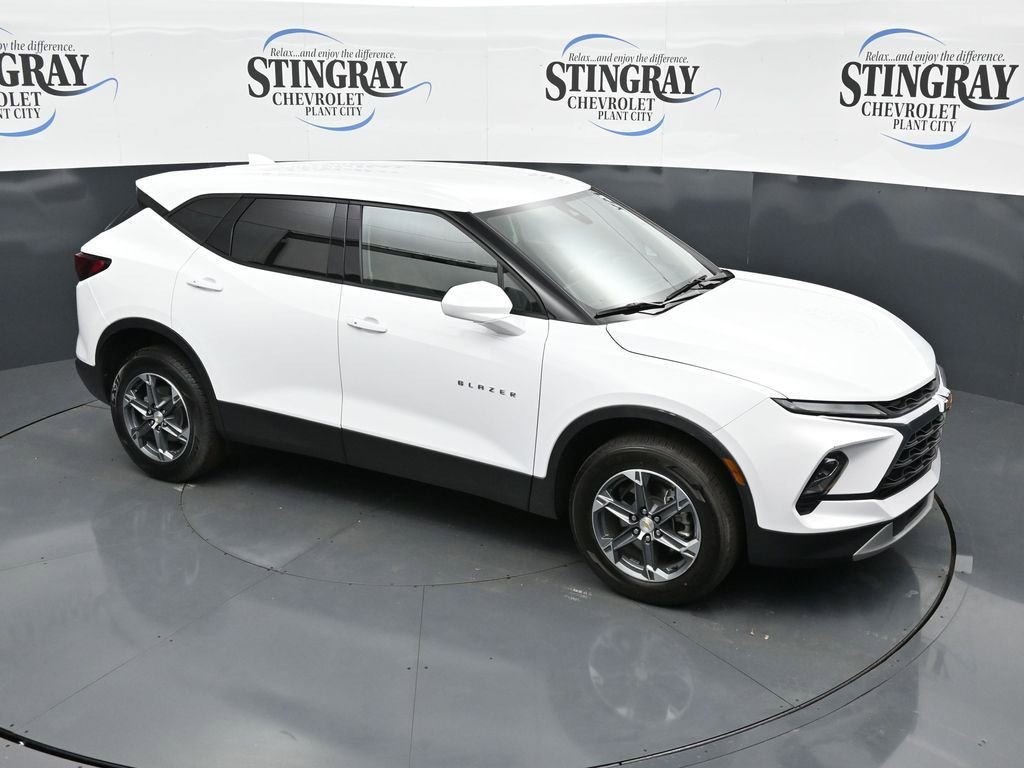 Used 2025 Summit White Chevrolet 2LT image 18