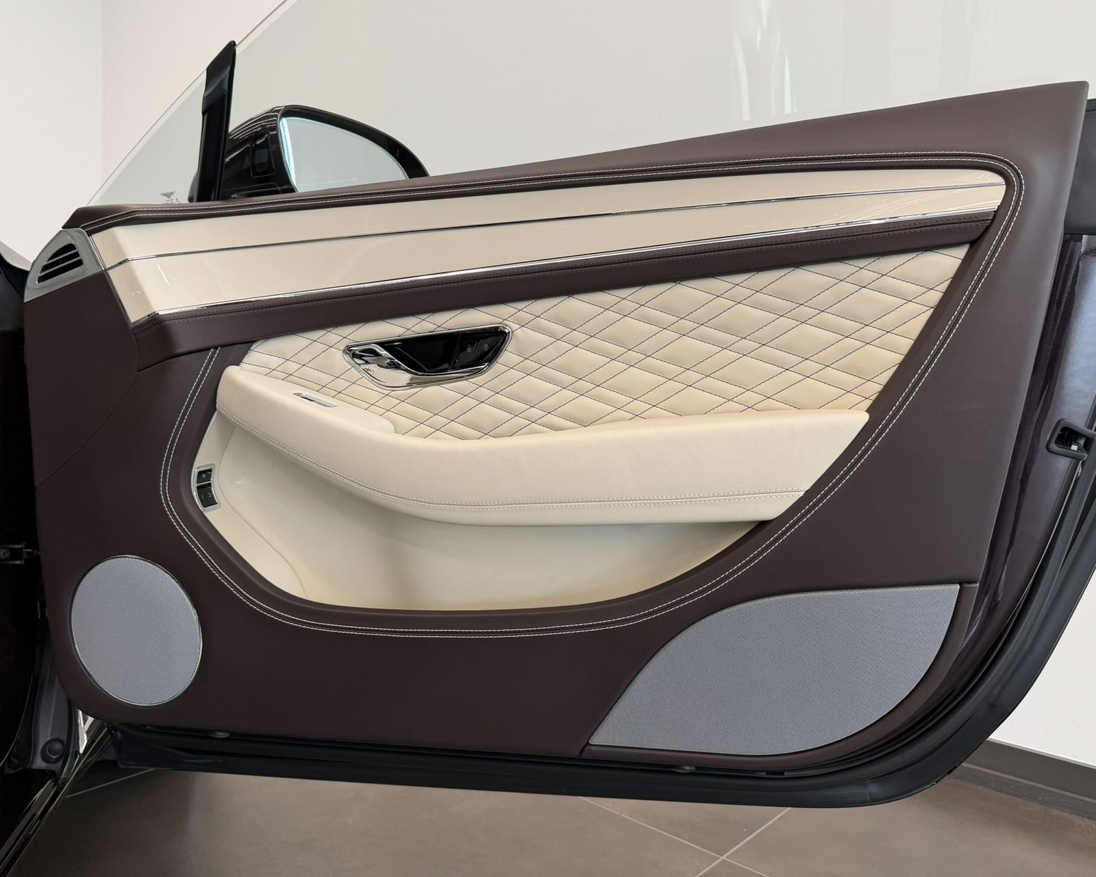 Used 2023 Brown Bentley V8 image 32