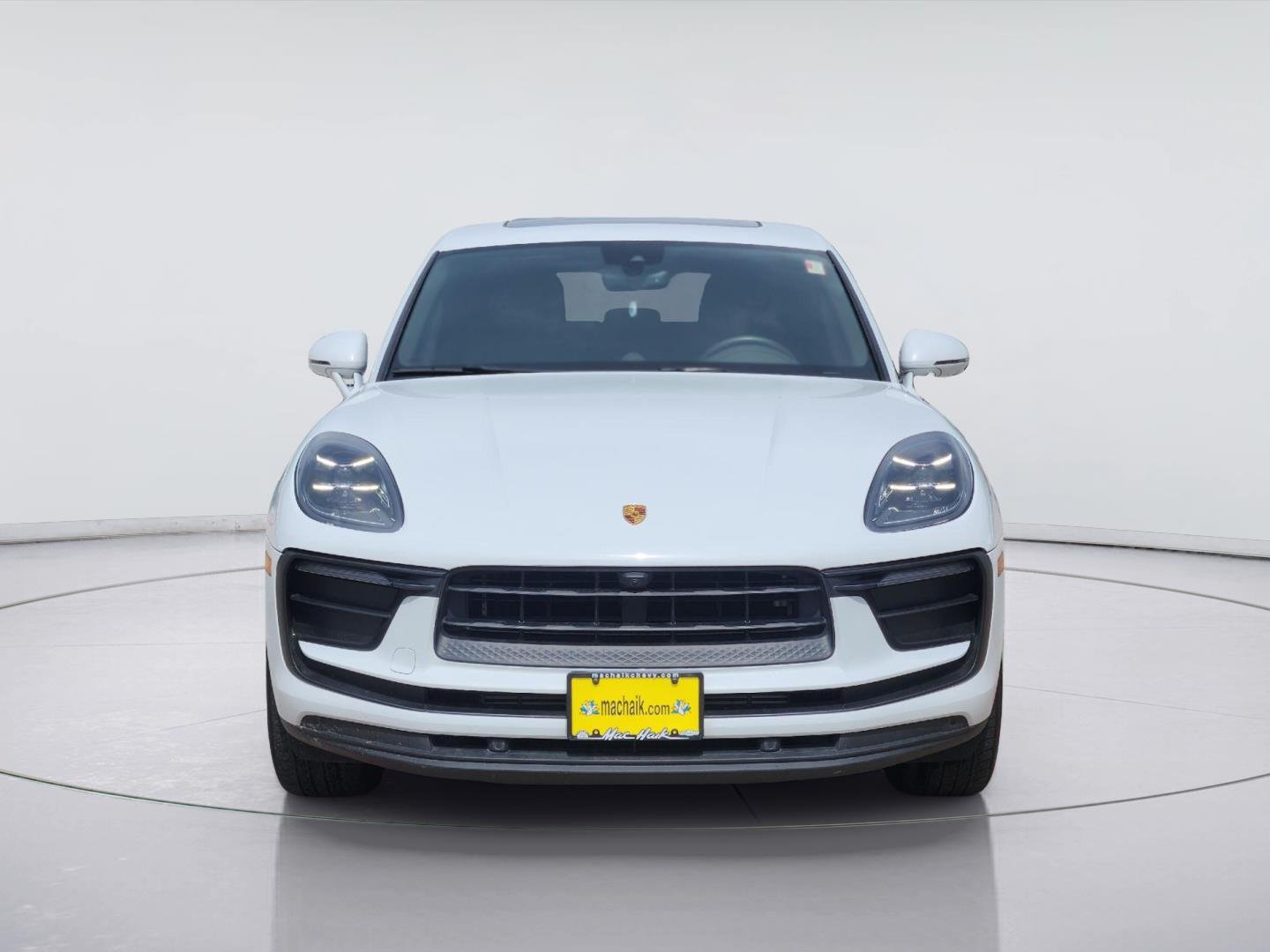 2022 Porsche Macan photo 2 of 33