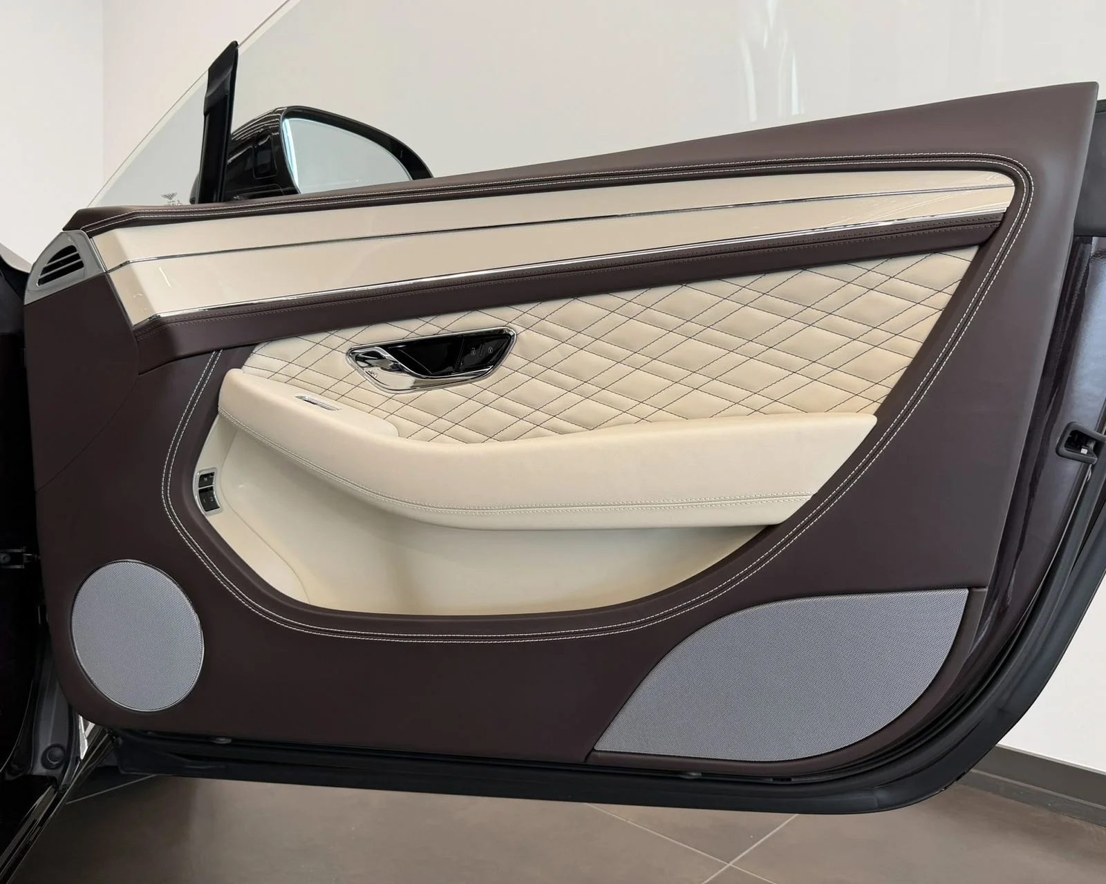 Used 2023 Brown Bentley V8 image 32