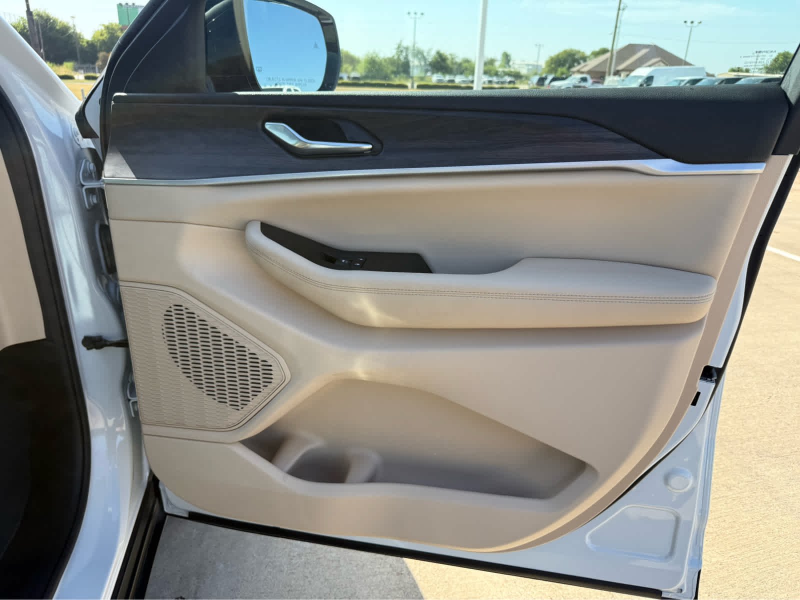 New 2026 Bright White Clear-Coat Exterior Paint Jeep Limited image 17