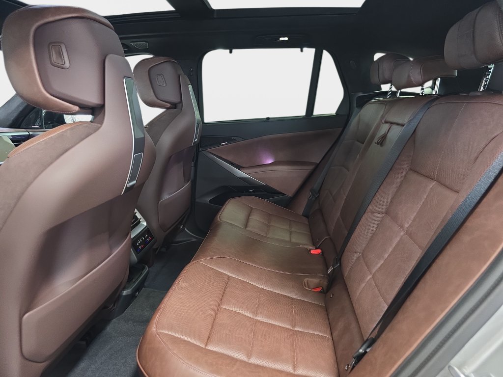 New 2027 Space Silver Metallic BMW  image 9