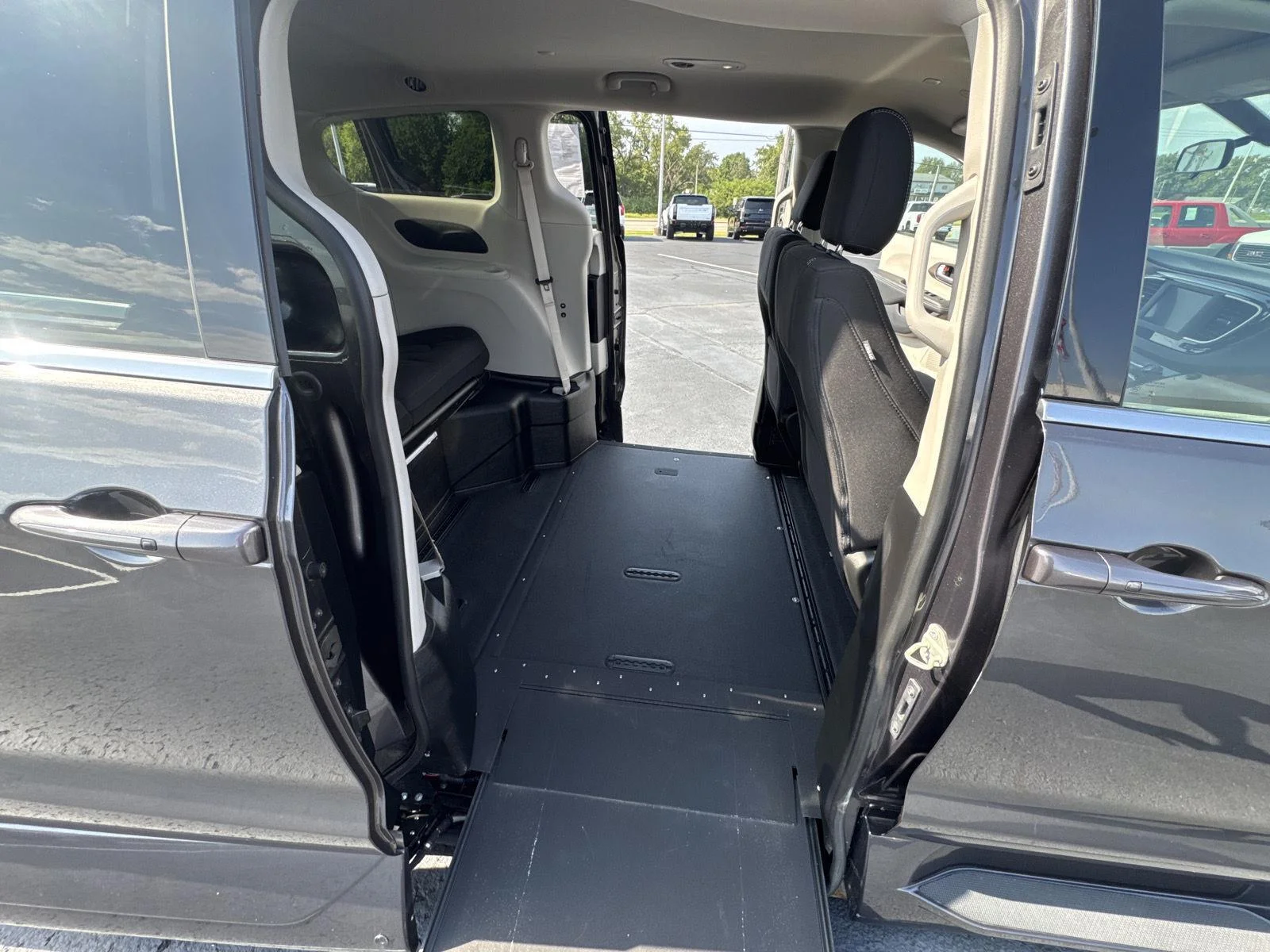 Used 2022 Granite Crystal M Chrysler LX image 19