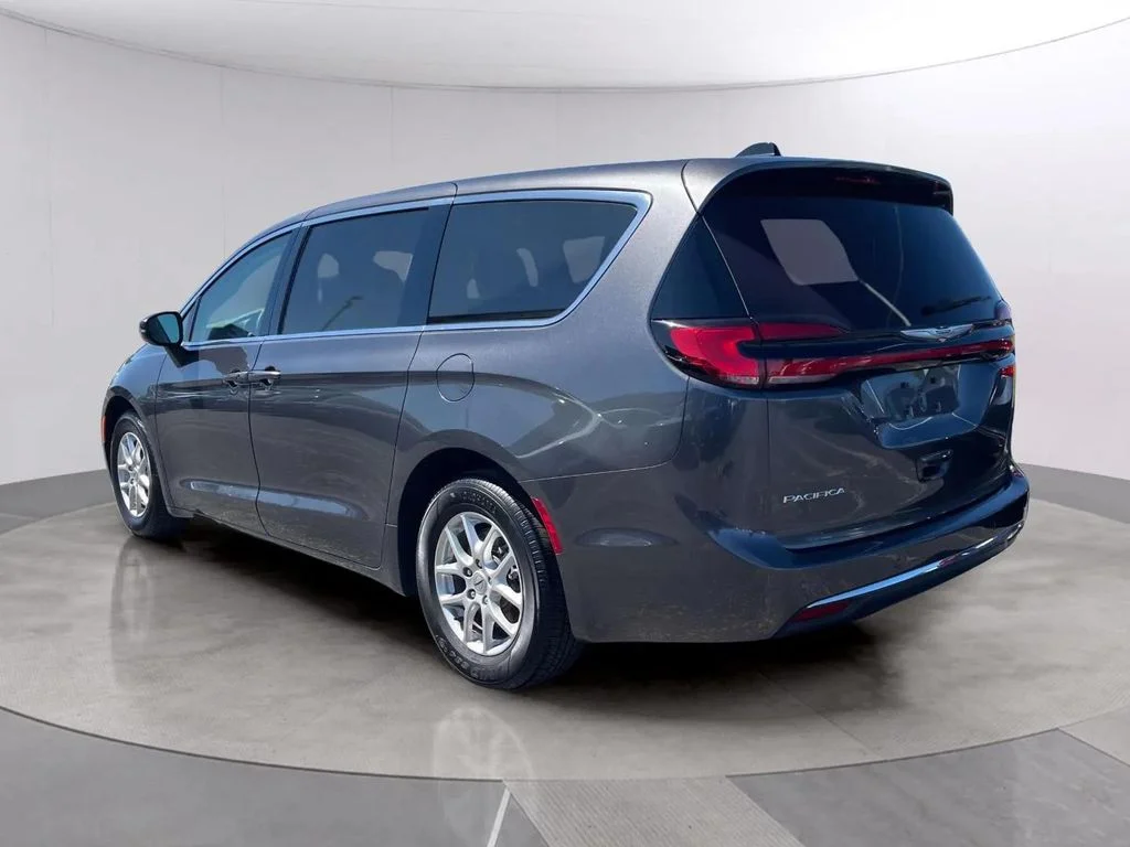 Used 2023 Granite Crystal Metallic Clearcoat Chrysler Touring L image 3
