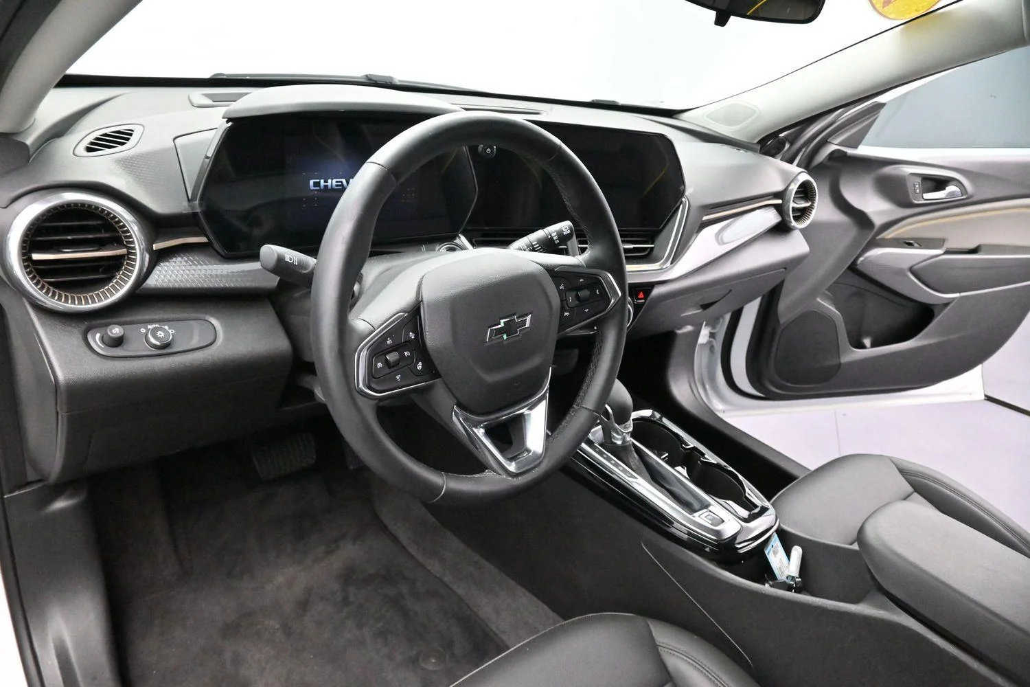Used 2025 Summit White Chevrolet ACTIV image 16