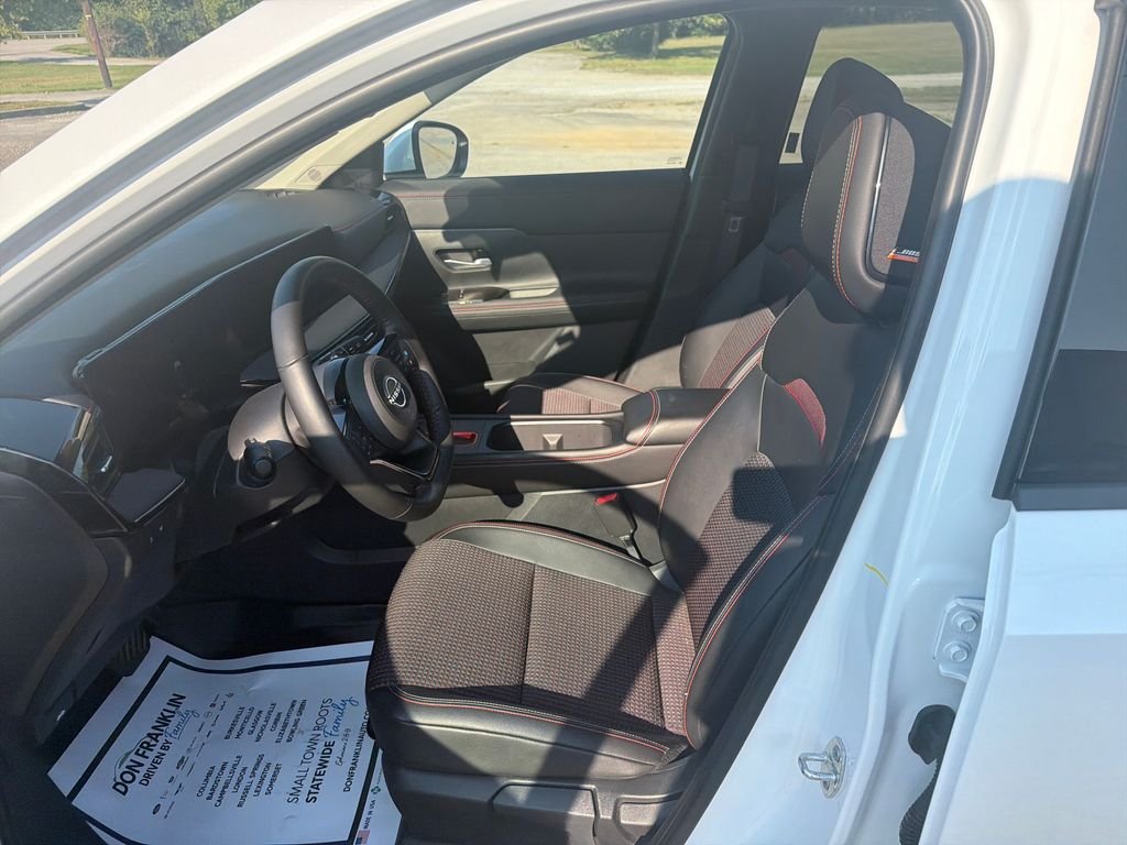 Used 2025 White Nissan SR image 13