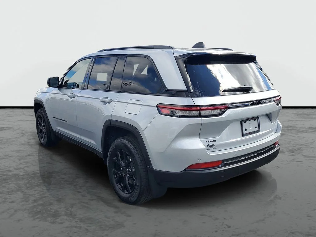 New 2025 Silver Zynith Exterior Paint Jeep Altitude image 3