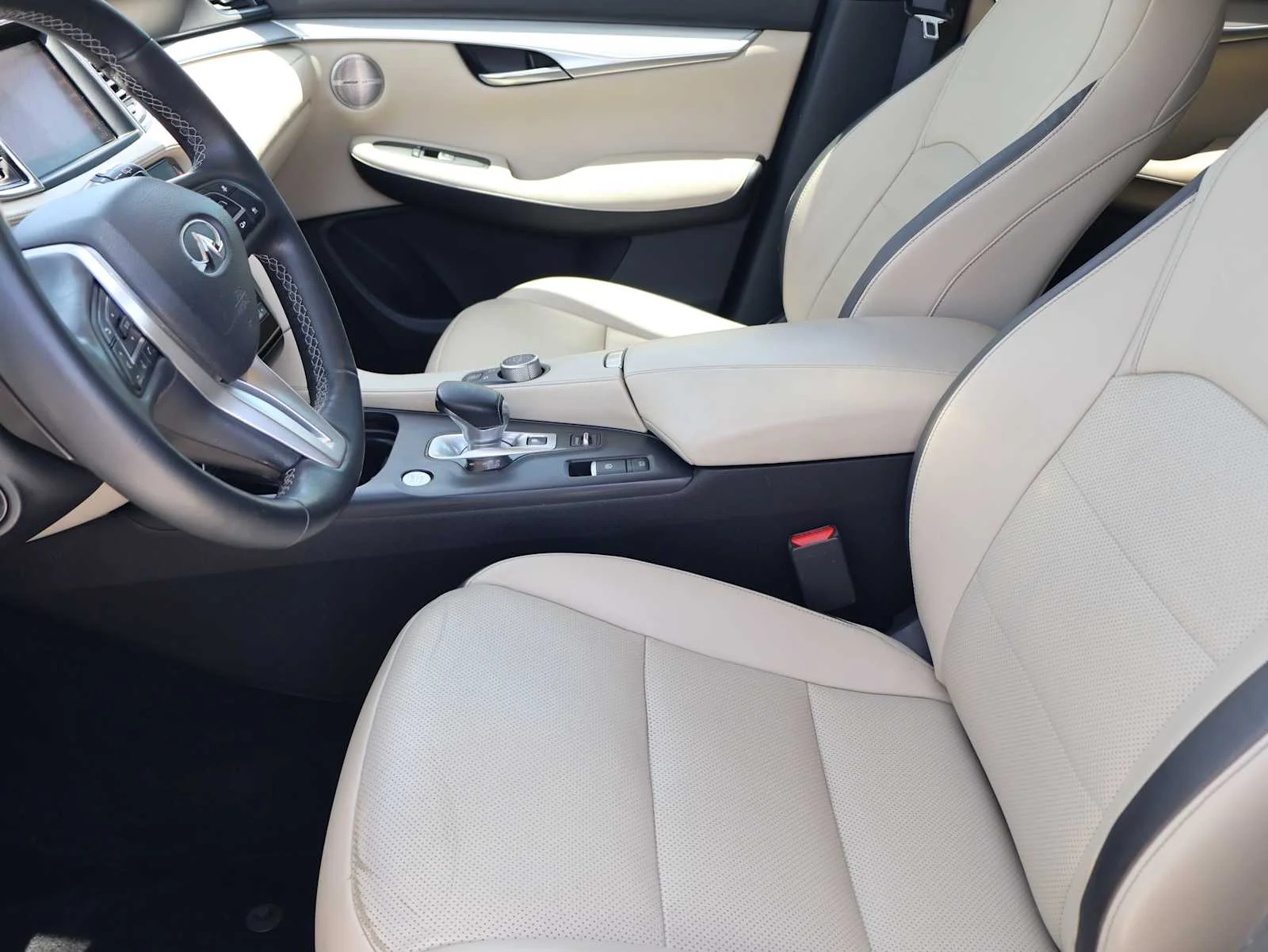 Used 2019 Majestic White INFINITI ESSENTIAL image 14