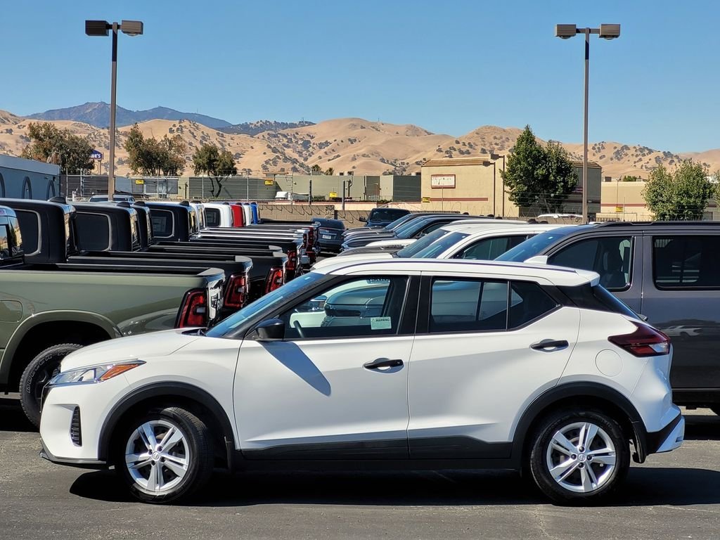 Used 2022 White Nissan S image 7
