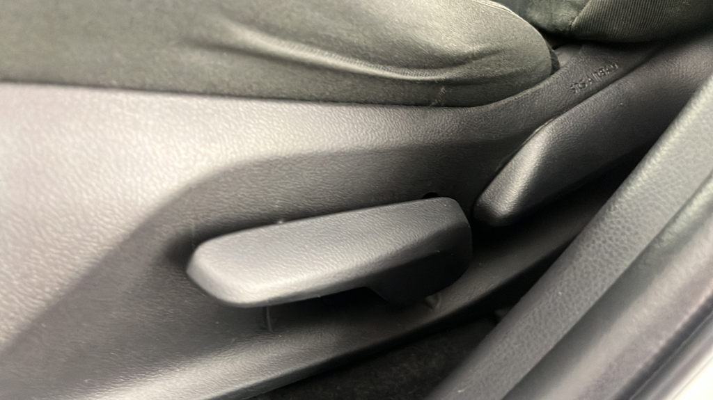 2022 Toyota RAV4 LE - Photo 32