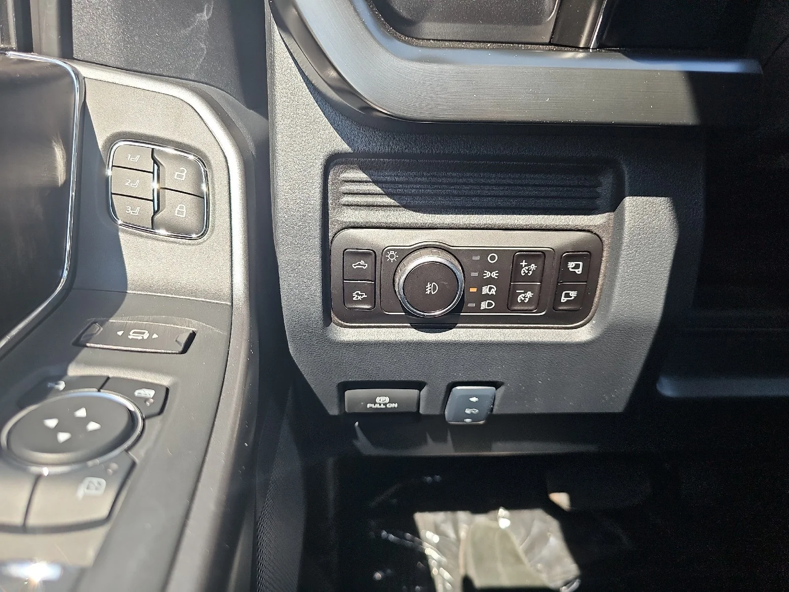 New 2026 Star White Metallic Tri-Coat Ford F-250® Lariat® image 24
