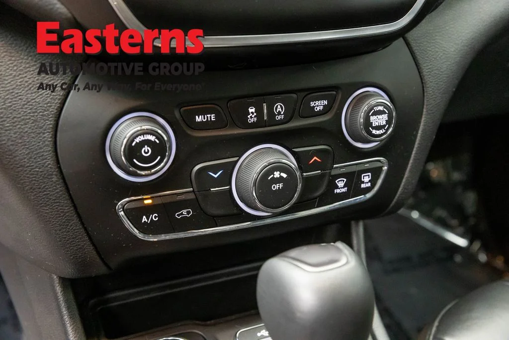 Used 2021 Black Jeep Latitude Plus image 19