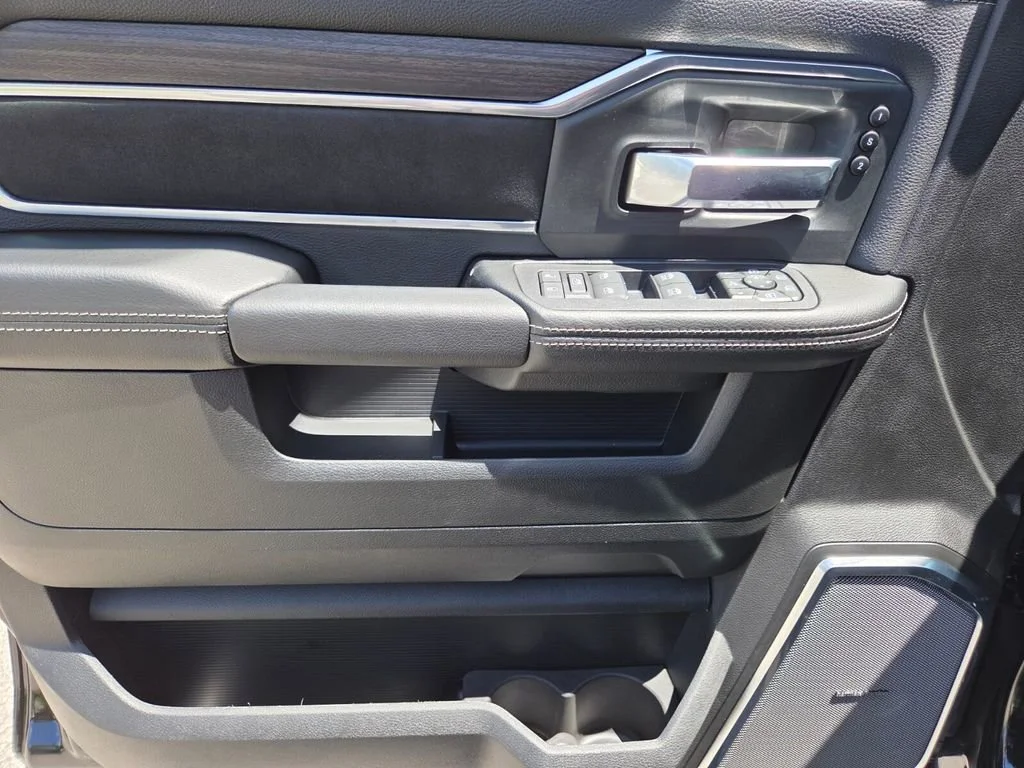 New 2026 Diamond Black Crystal Pearl-Coat Exterior Paint RAM Laramie image 28