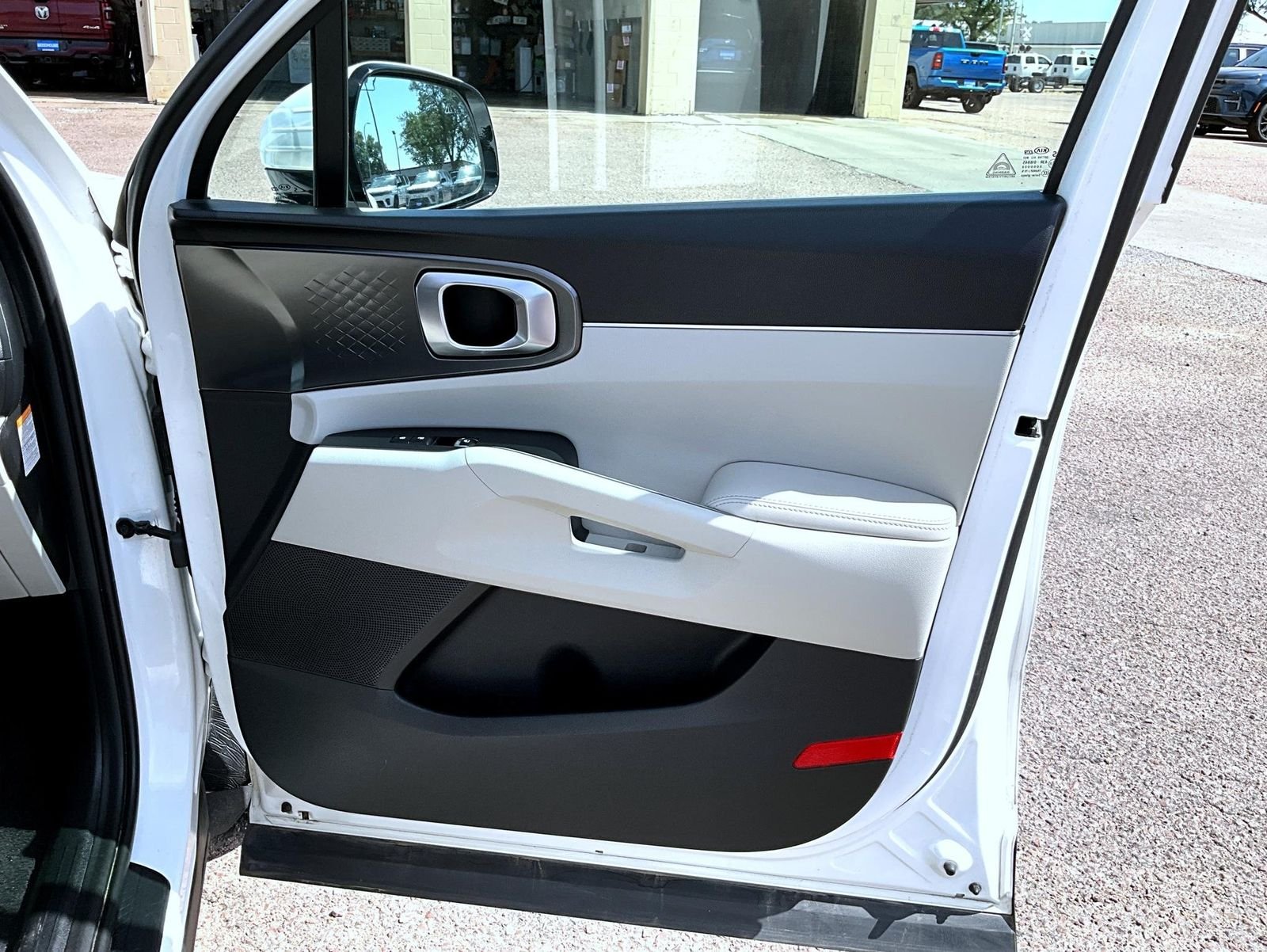 Used 2021 White Kia S image 17