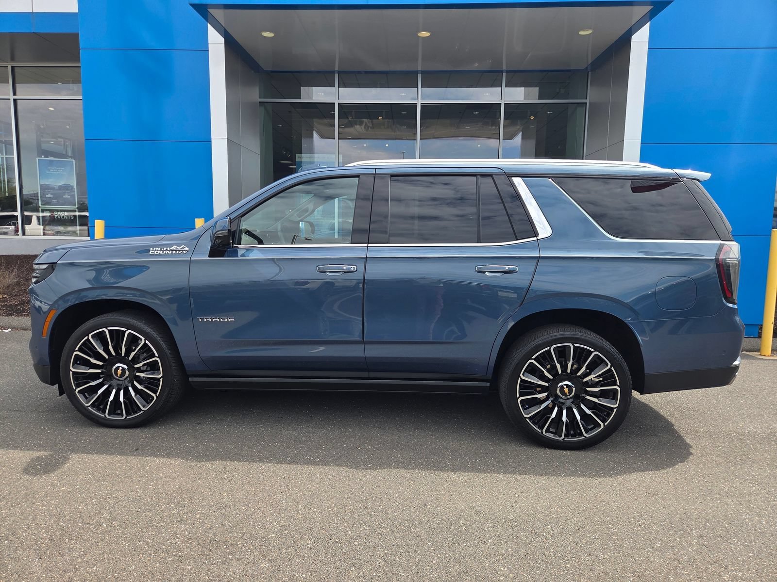 Used 2026 Lakeshore Blue Metallic Chevrolet High Country Deluxe with 24in Wheels - Technology & Entertainment - Super Cruise - Panoramic Sunroof image 9