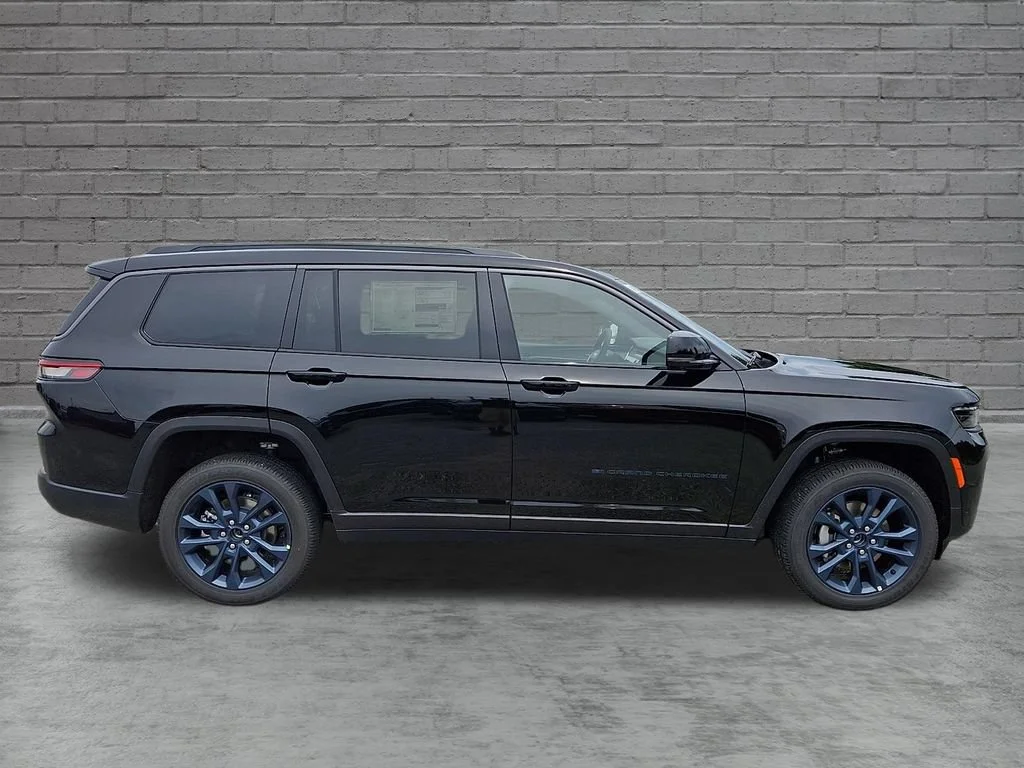 New 2026 Diamond Black Crystal Pearlcoat Jeep 85th Anniversary Edition image 9