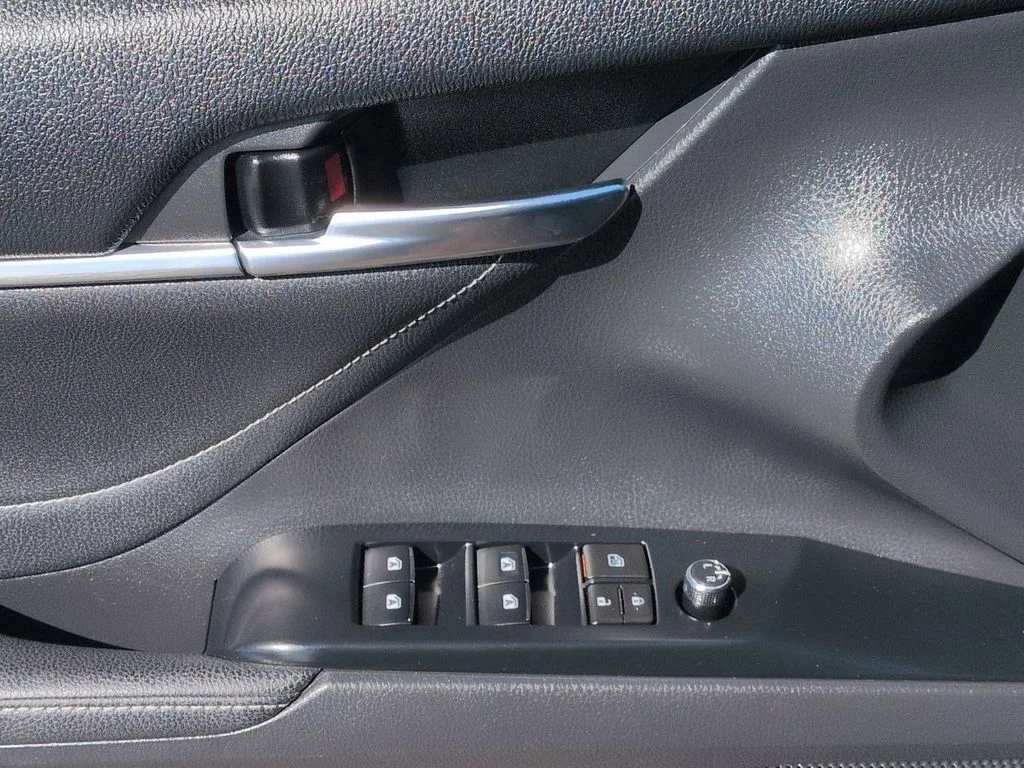 Used 2018 Aqua Toyota XSE V6 image 10