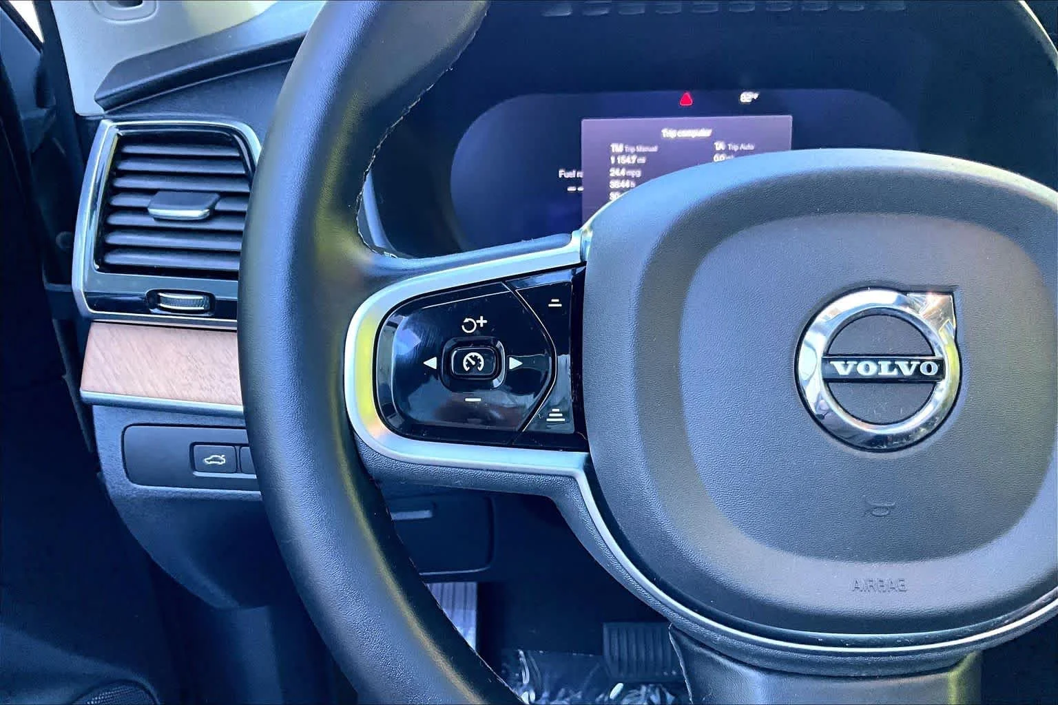 Certified Used 2025 Vapour Grey Volvo Plus image 23