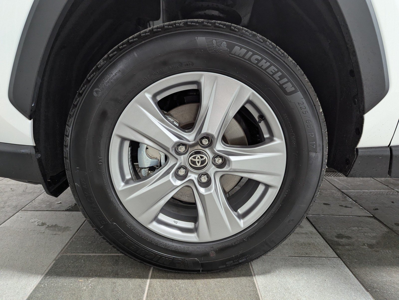 2025 Toyota RAV4 Hybrid XLE photo 4