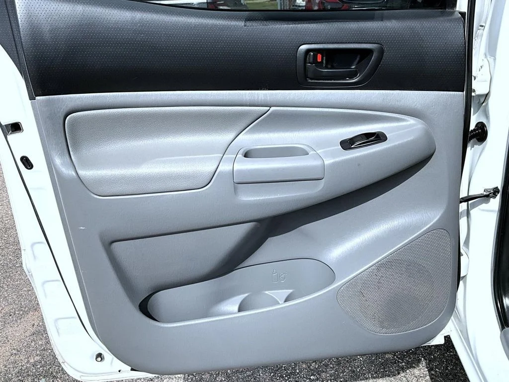 Used 2014 White Toyota Base image 19