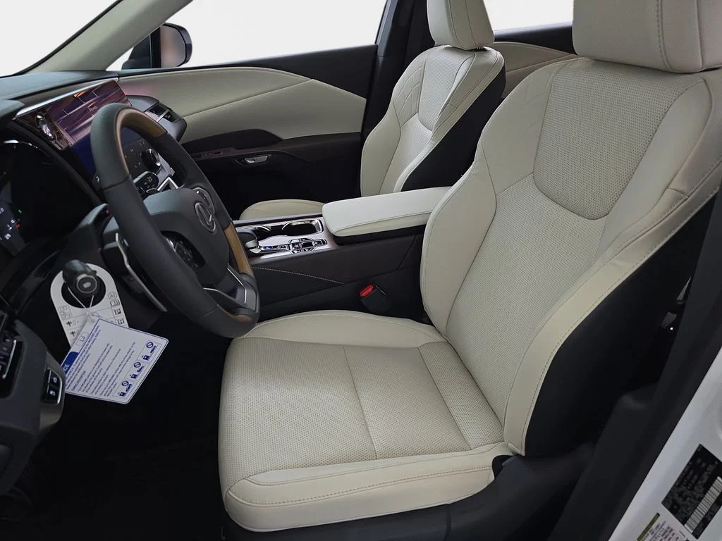 New 2026 Eminent White Pearl Lexus PREMIUM PLUS image 15