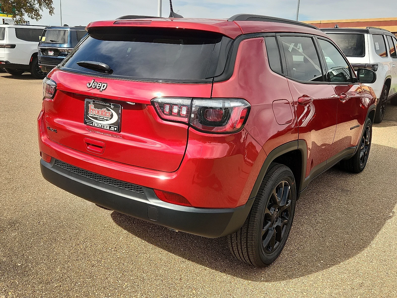 New 2027 Red Hot Pearl-Coat Paint Jeep LATITUDE ALTITUDE 4X4 image 4