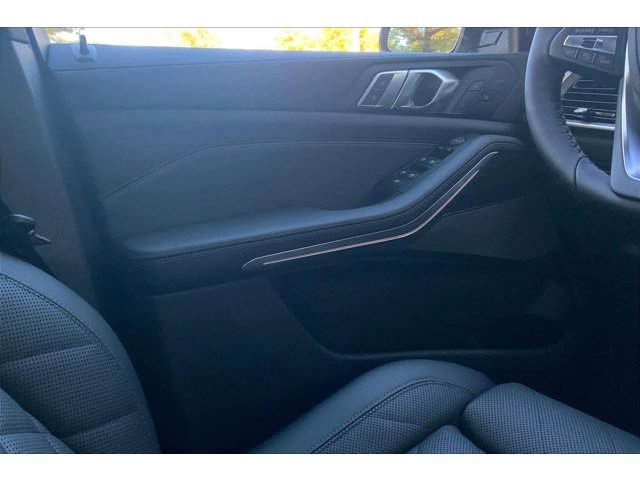 Used 2026 Skyscraper Grey Metallic BMW xDrive40i image 10