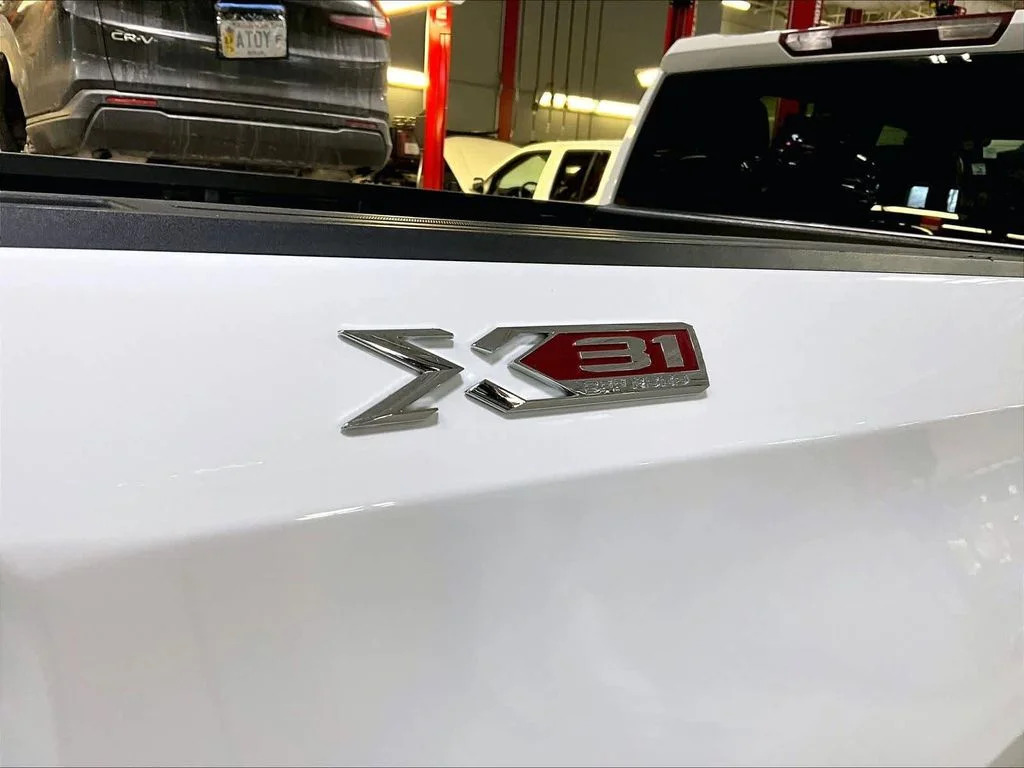 Used 2023 White GMC Elevation image 29