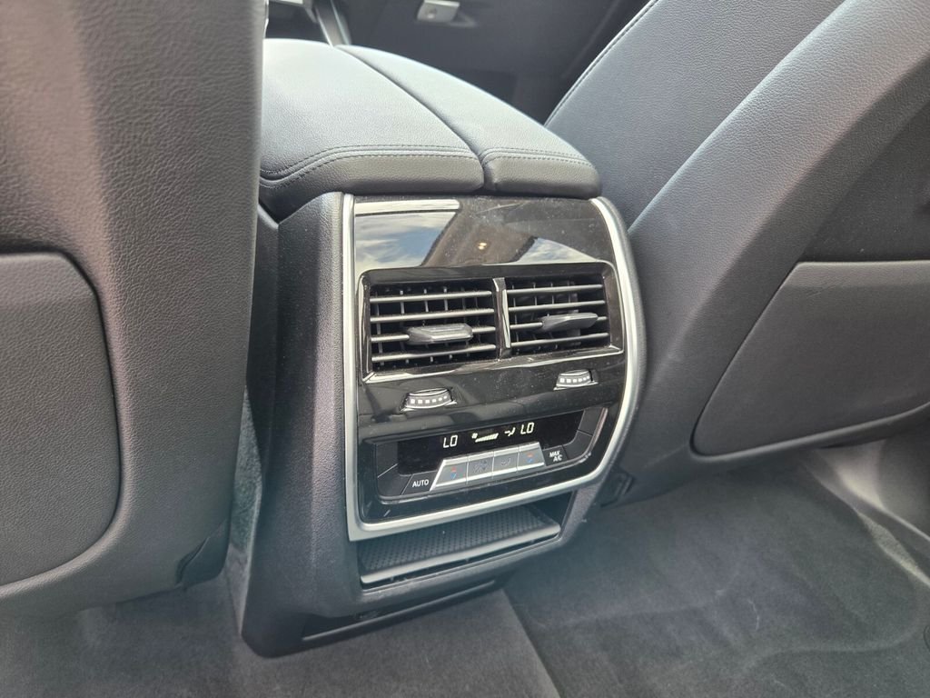 Used 2021 White BMW xDrive40i image 8
