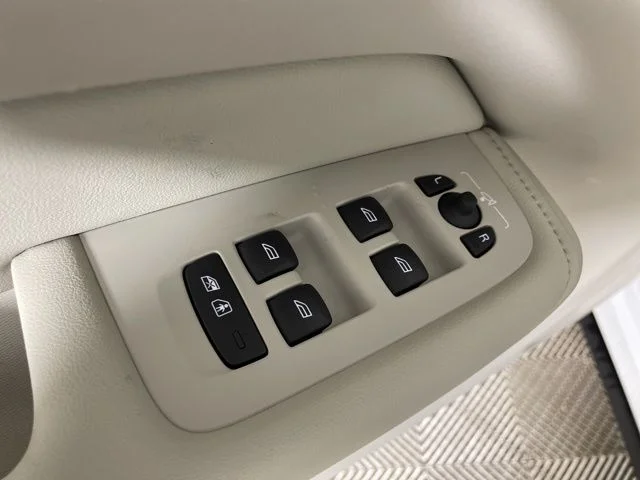 Certified Used 2025 Crystal White Volvo Plus image 24