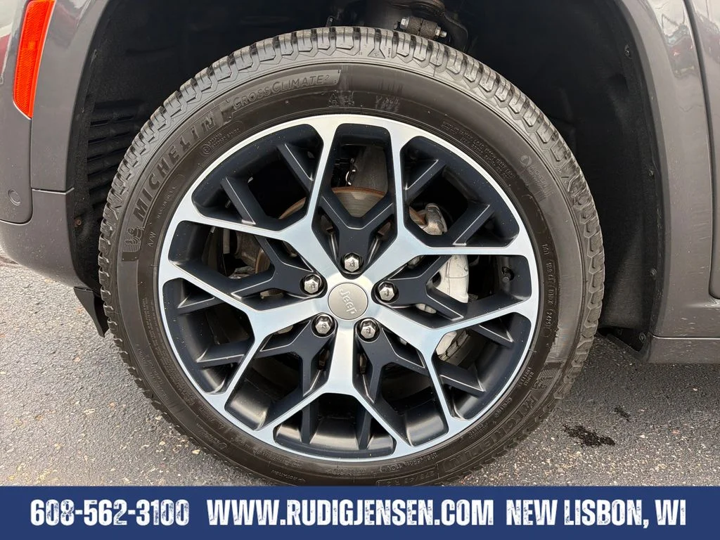 Used 2023 Gray Jeep Summit Reserve image 27