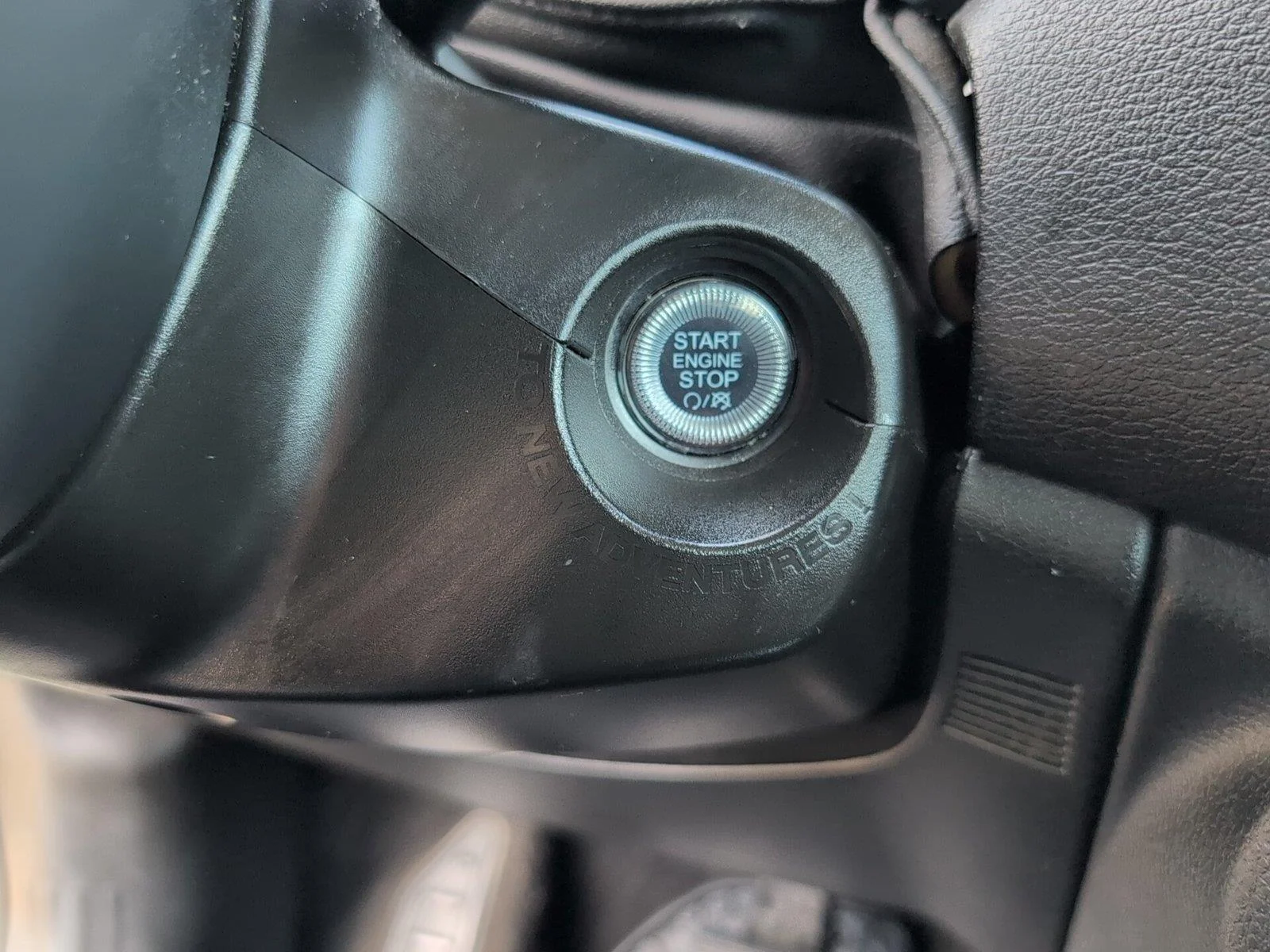 Used 2023 Alpine White Clearcoat Jeep Latitude image 25