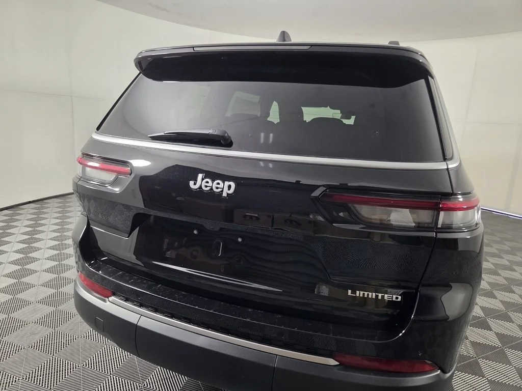 New 2026 Diamond Black Crystal Pearl-Coat Exterior Paint Jeep Limited image 6