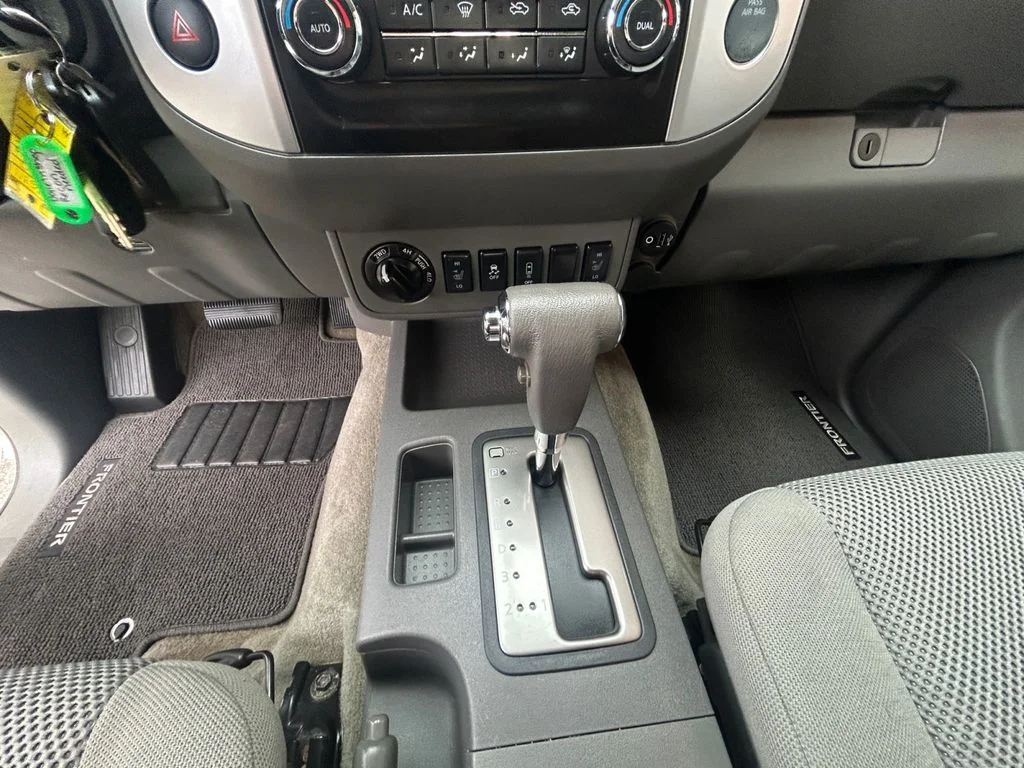 Used 2017 Glacier White Nissan  image 12