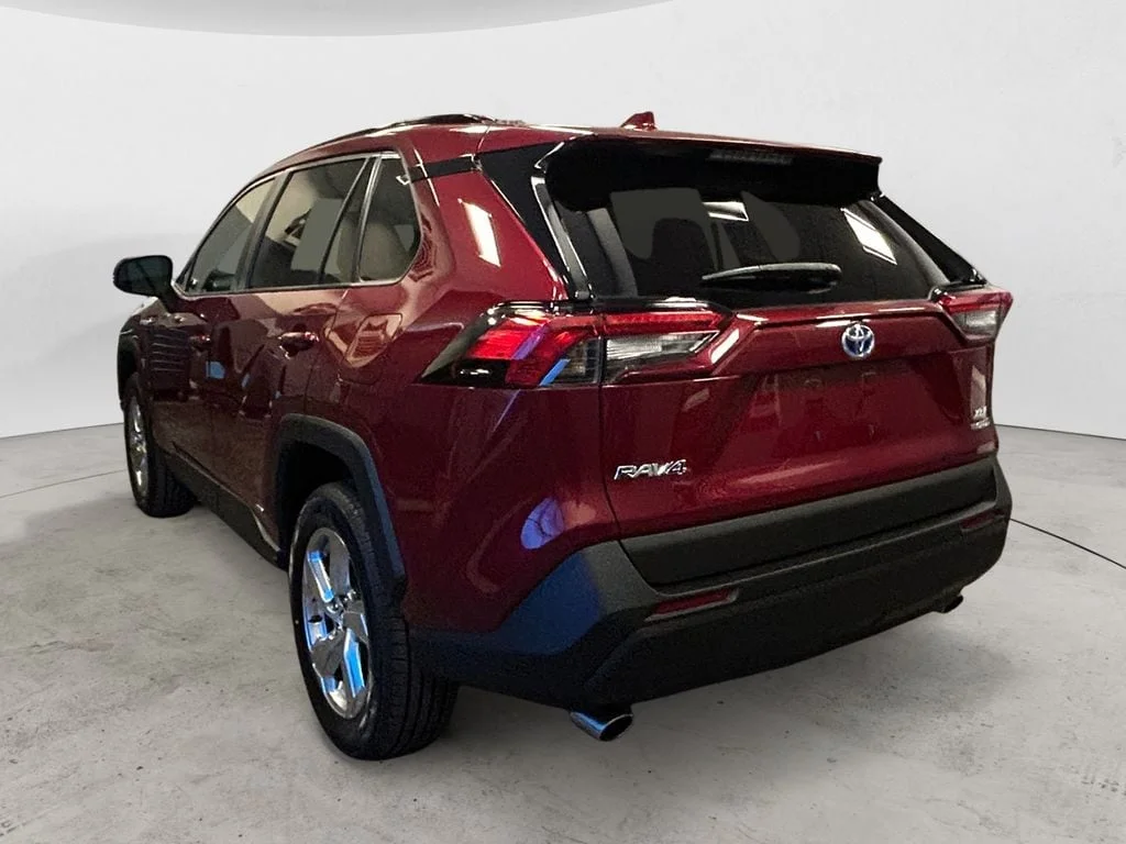 Used 2021 Pearl Toyota XLE Premium image 3