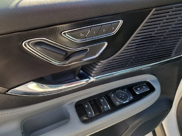Used 2022 White Lincoln Standard image 18