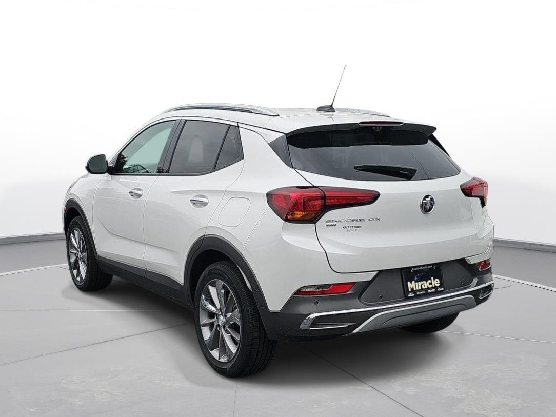 Used 2022 White Frost Tricoat Buick Essence image 8