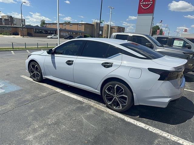 Used 2023 Gun Metallic Nissan 2.5 SR image 4