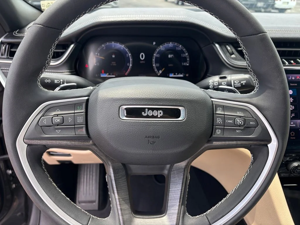 Used 2025 Gray Jeep Limited image 15