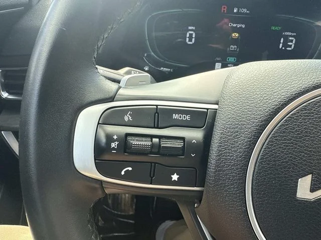 Used 2023 White Kia X-Line image 32