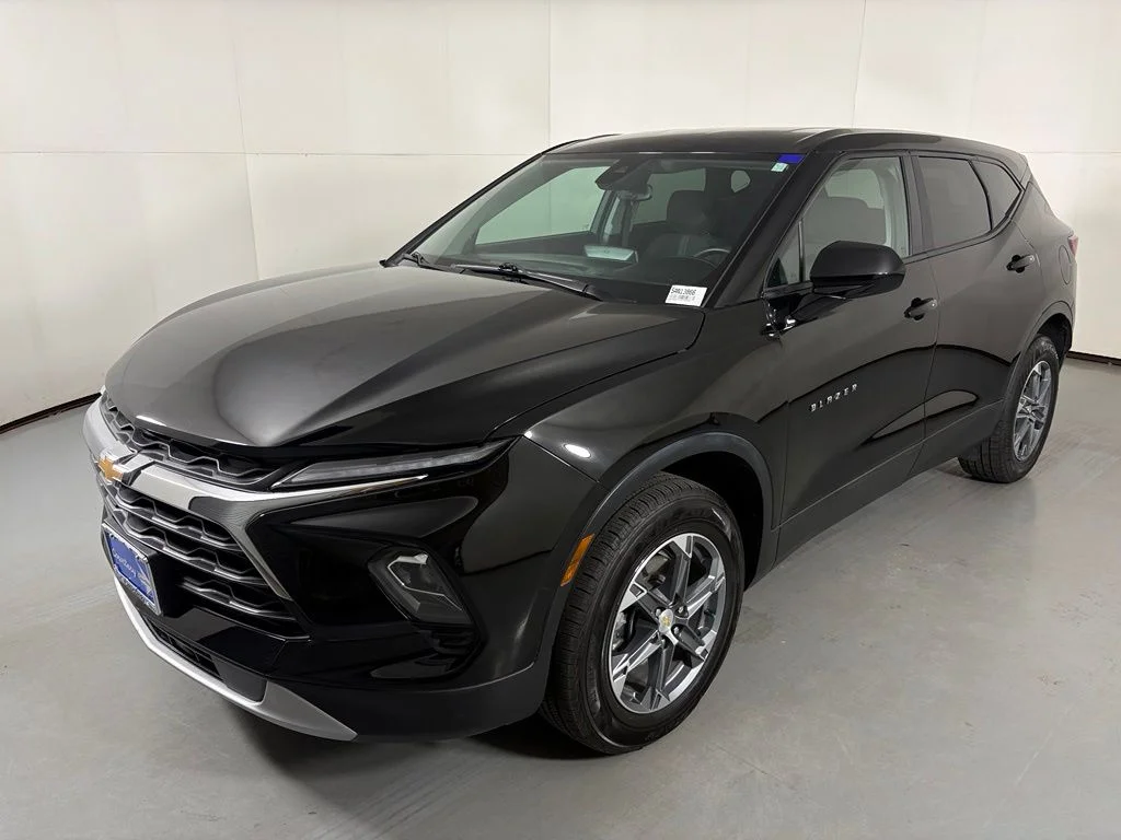 Used 2025 Black Chevrolet LT image 4