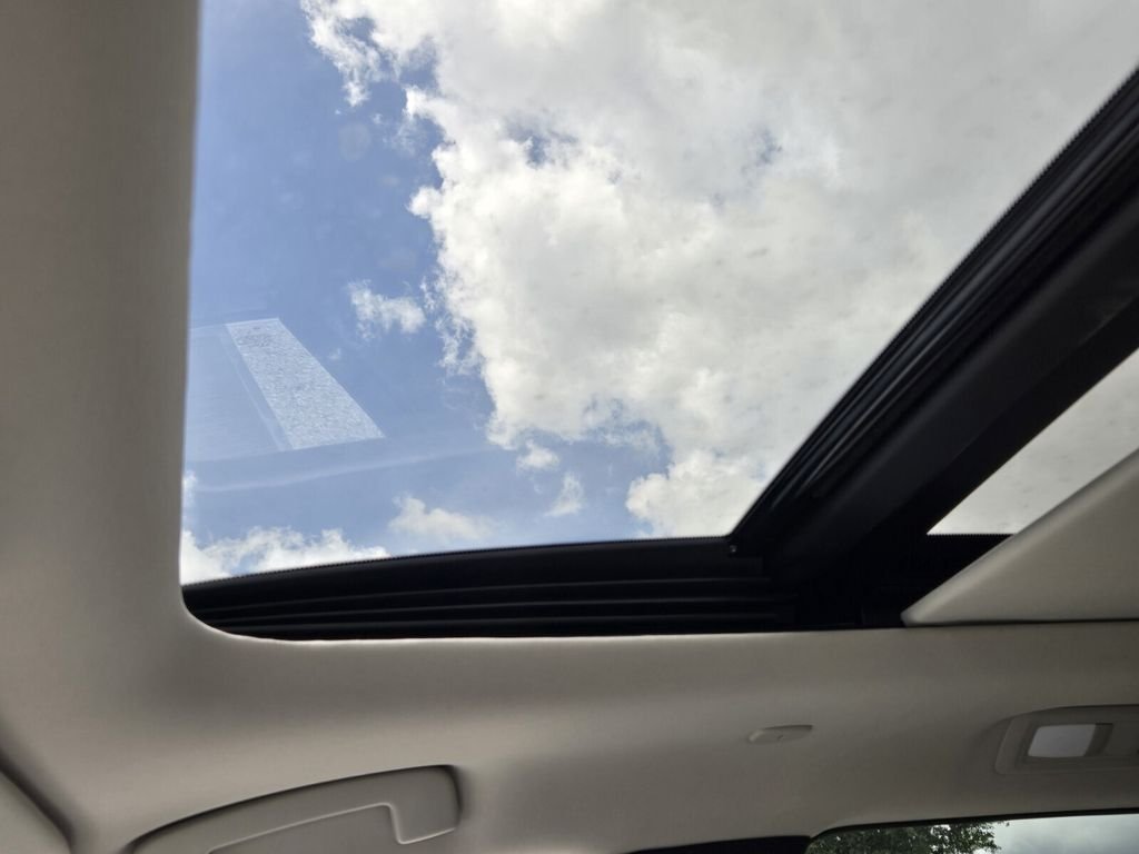New 2027 RADIANT WHITE INFINITI Luxe FWD image 21
