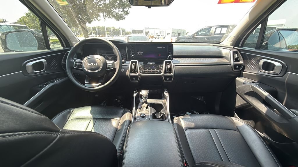Used 2022 White Kia S image 37