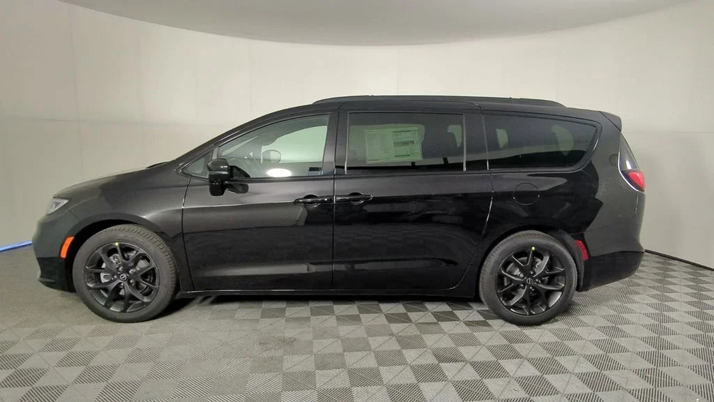 New 2026 Diamond Black Crystal Pearl-Coat Exterior Paint Chrysler Select image 8