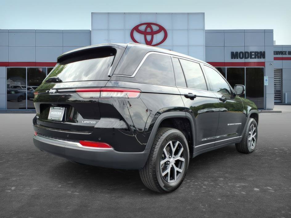 Used 2025 Diamond Black Crystal Pearlcoat Jeep Limited image 7