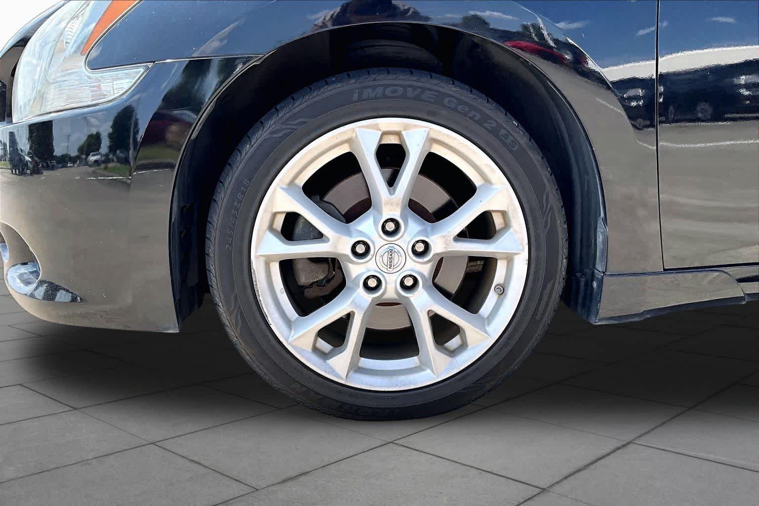 Used 2014 Super Black Nissan 3.5 SV image 9