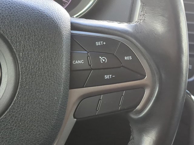 Used 2018 White Jeep Laredo image 27