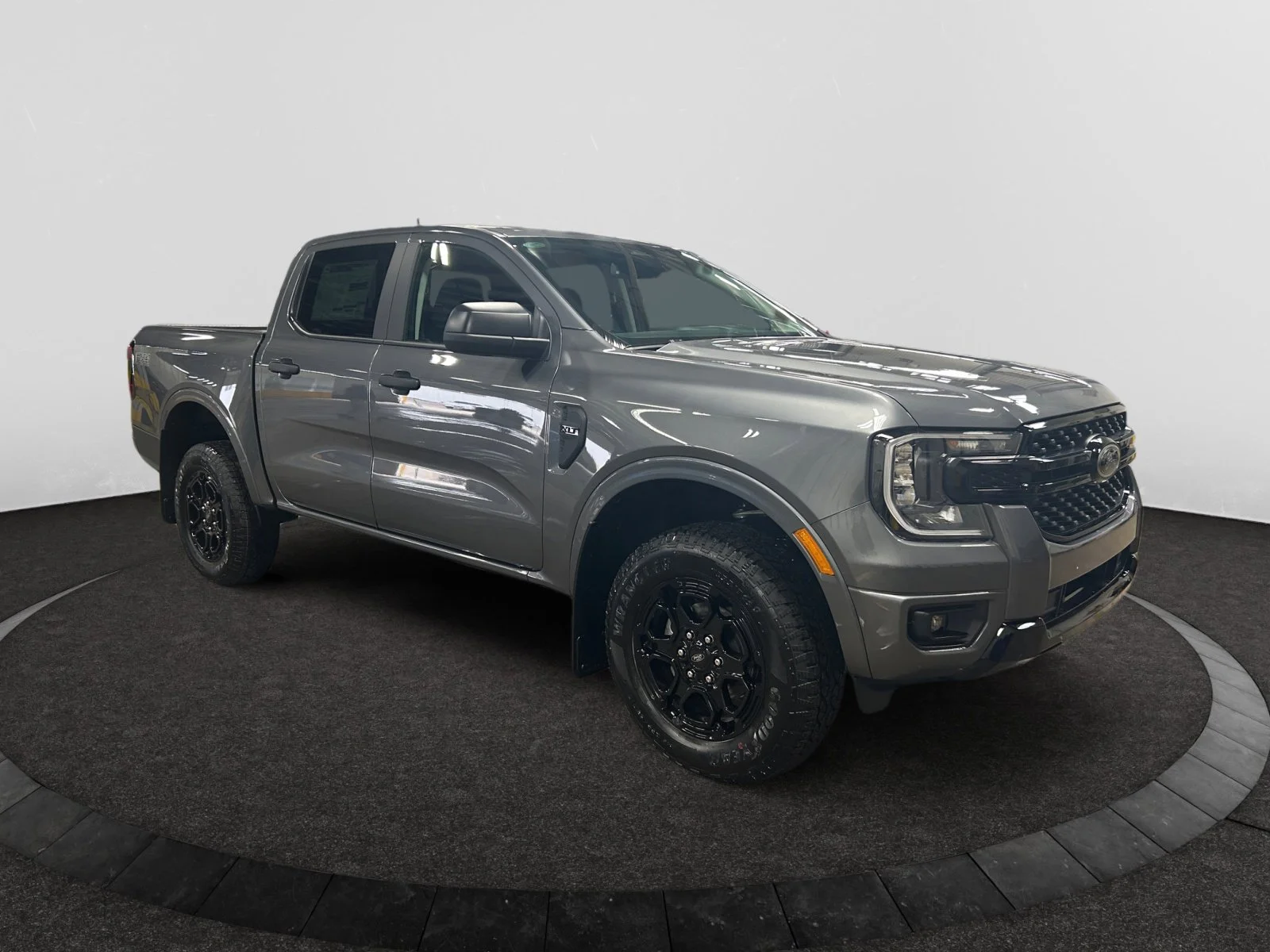 New 2026 Carbonized Grey Metallic Ford XLT image 7