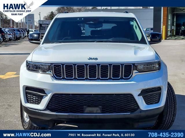 Used 2023 White Jeep Laredo image 4