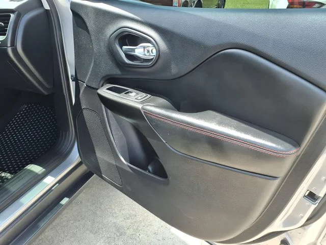 Used 2020 Silver Jeep Trailhawk image 21